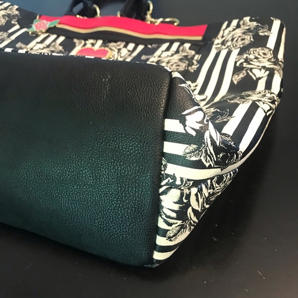 ✨SALE✨Betsey Johnson tote/purse - Picture 6 of 12